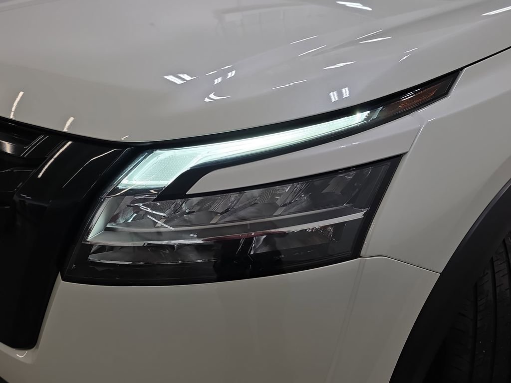 Used 2023 Pearl White Tricoat Nissan SL image 29