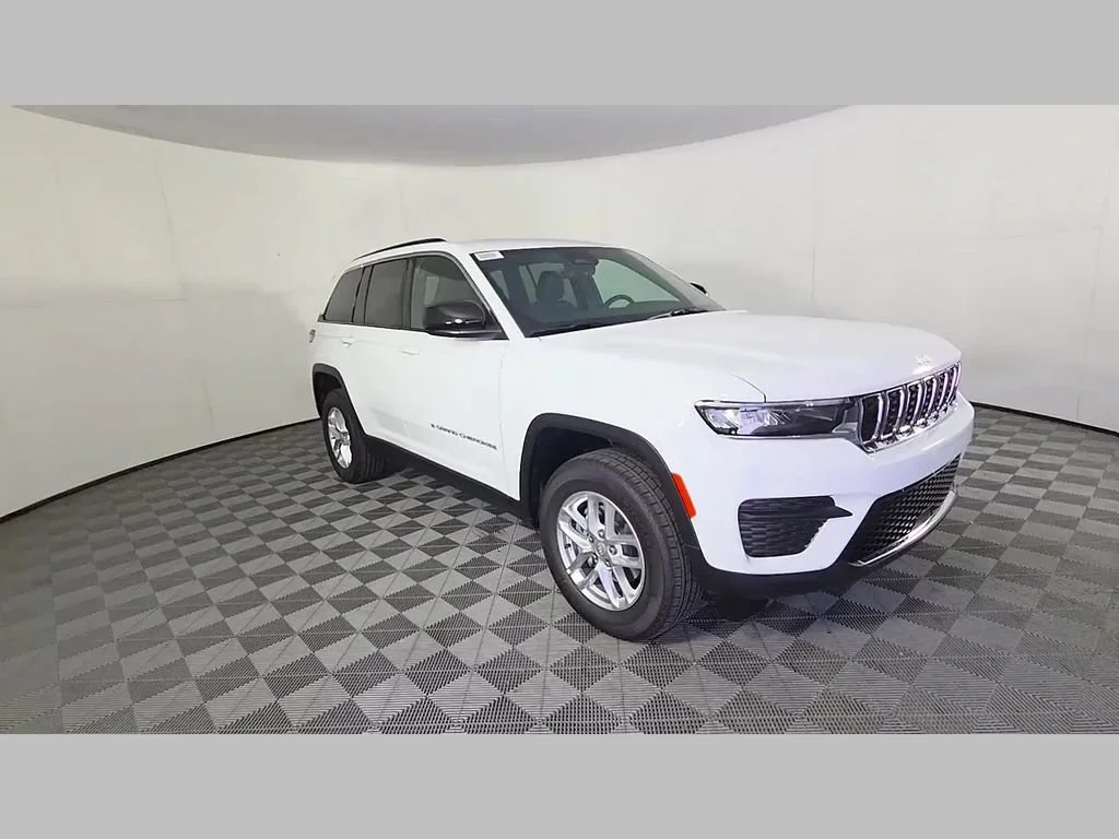 New 2026 Bright White Clear-Coat Exterior Paint Jeep Laredo X image 27