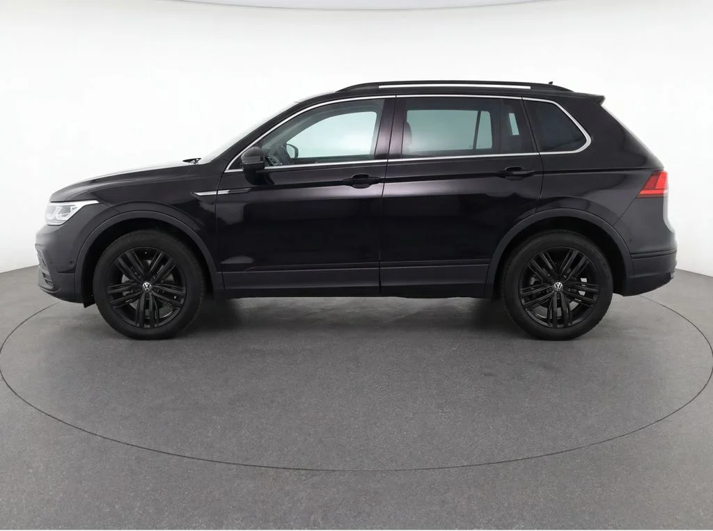 Used 2022 Black Volkswagen 2.0T SE R-Line Black image 6