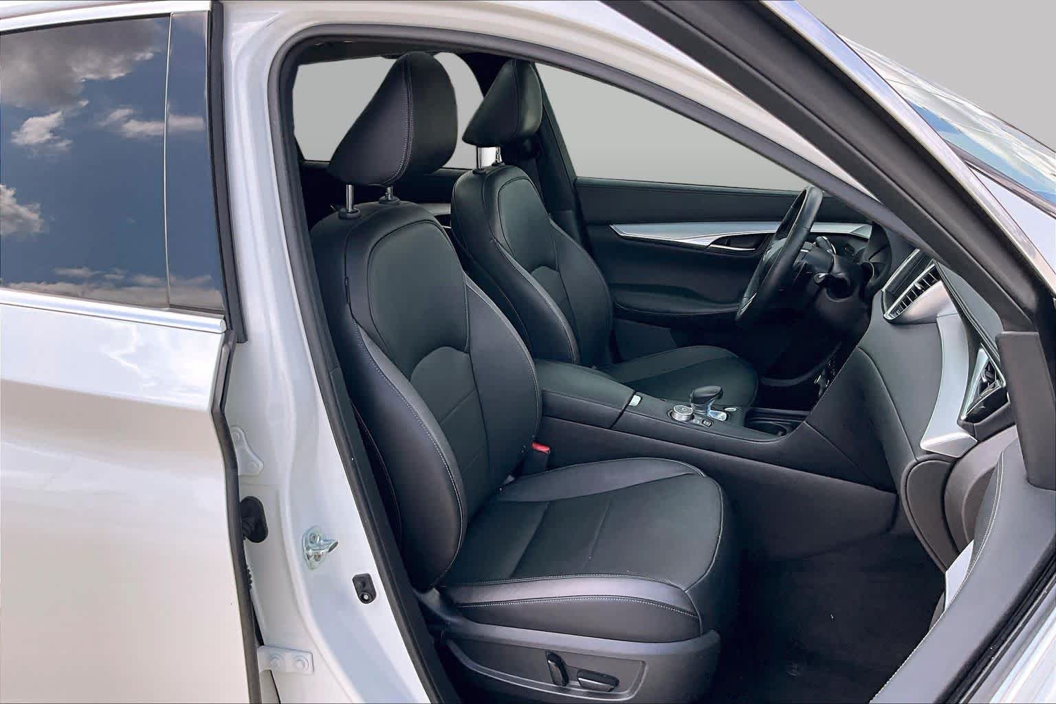 Used 2022 Majestic White INFINITI ESSENTIAL image 9
