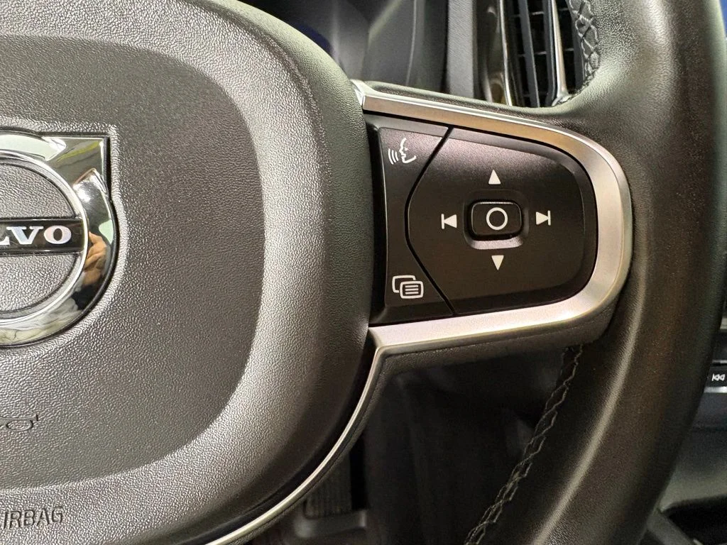 Used 2024 Onyx Black Metallic Volvo Core image 25