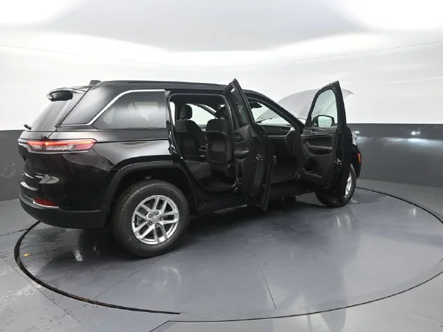 New 2026 Diamond Black Crystal Pearl-Coat Exterior Paint Jeep Laredo X image 36