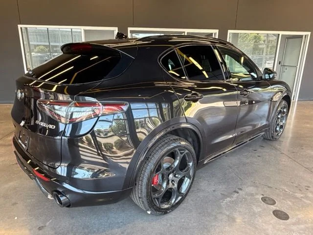 New 2026 Vulcano Black Metallic Exterior Paint Alfa Romeo Base image 8