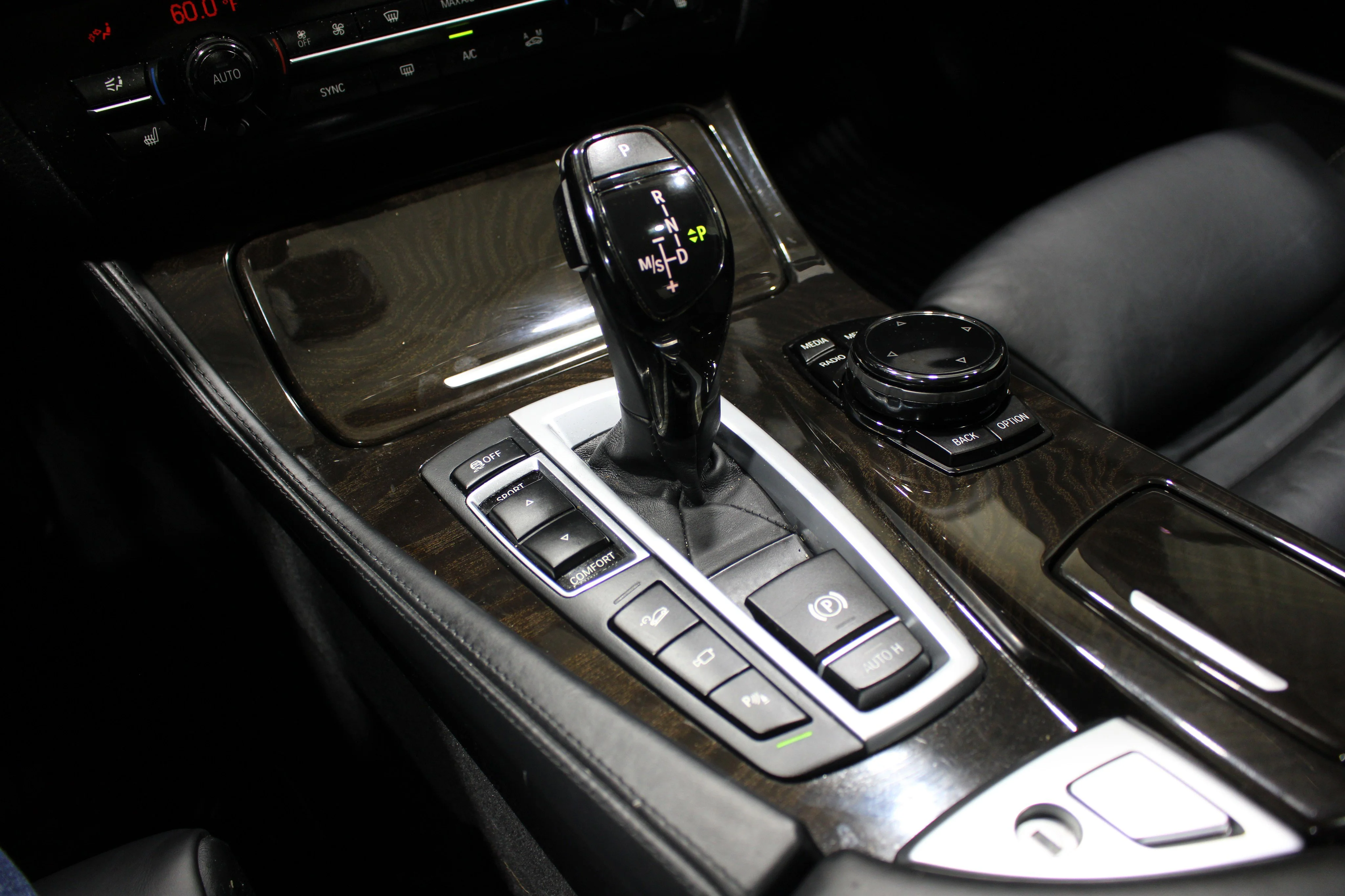 2016 BMW 5 Series 550i - Photo 18
