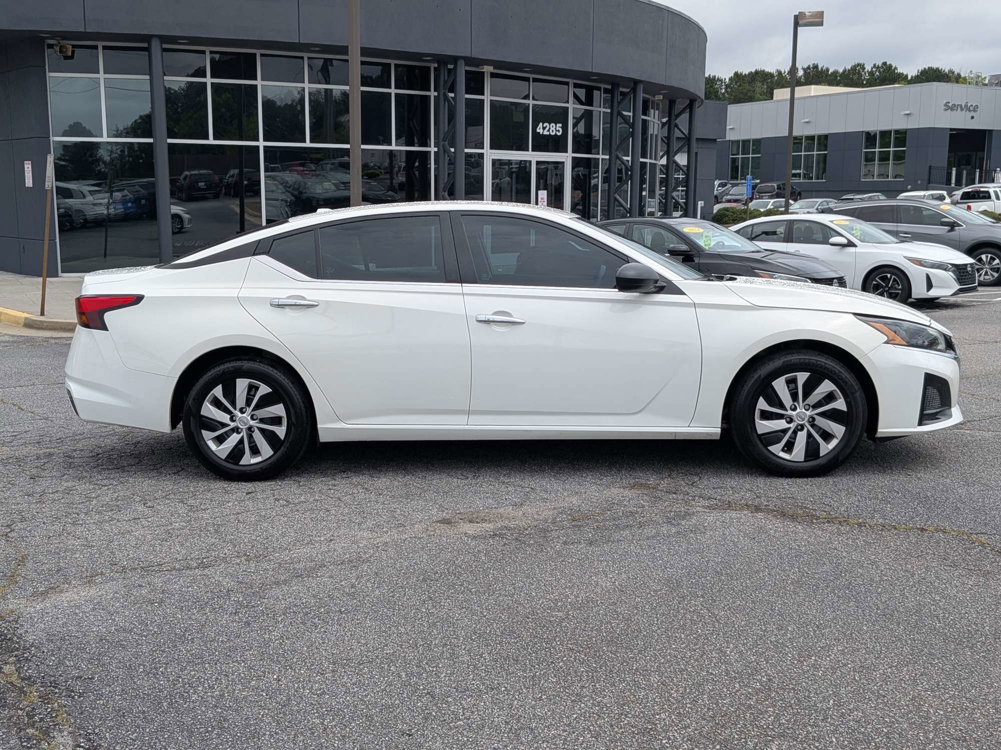 Certified Used 2025 White Nissan 2.5 S image 2