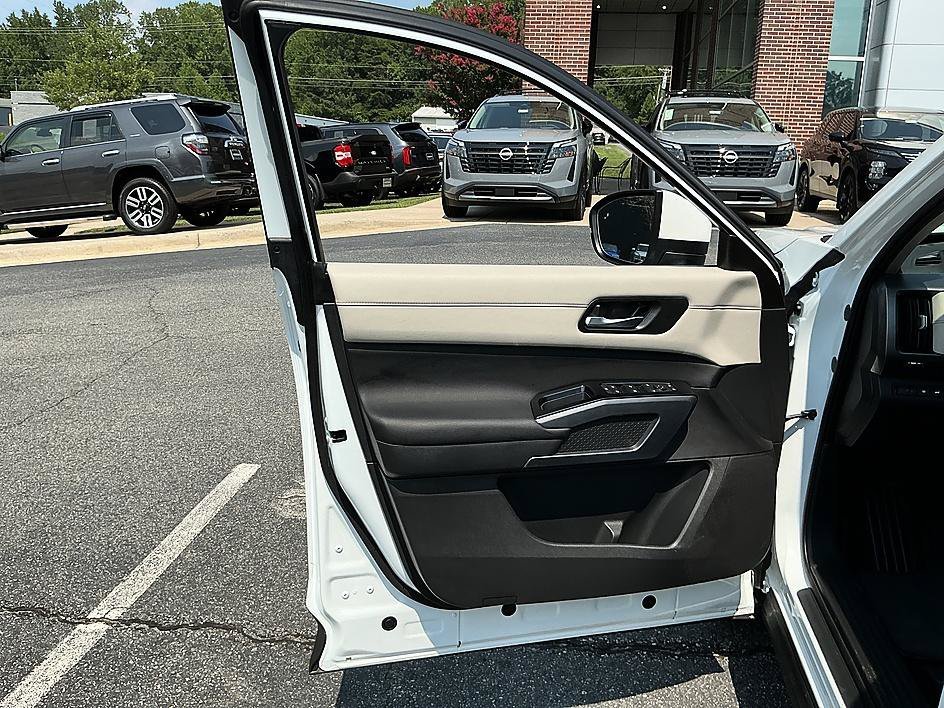 Certified Used 2025 Everest White Pearl Tricoat Nissan SL image 11