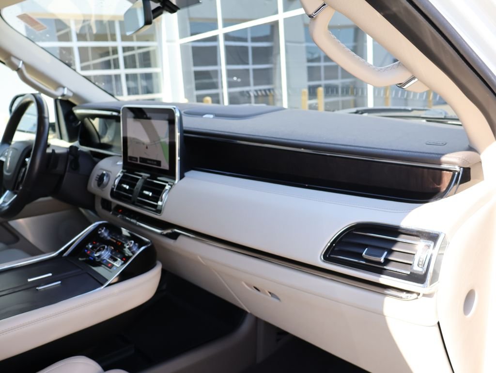 Used 2020 White Lincoln Reserve image 10