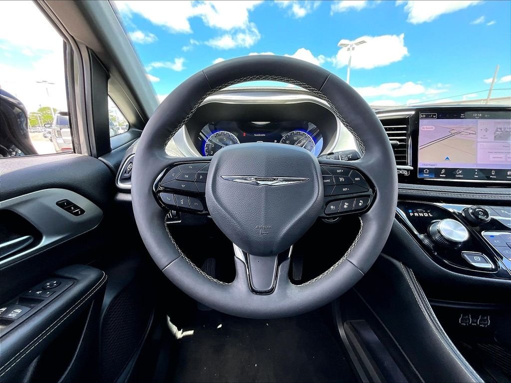 Used 2025 White Chrysler Limited image 18