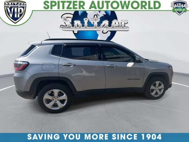 Used 2018 Silver Jeep Latitude image 9