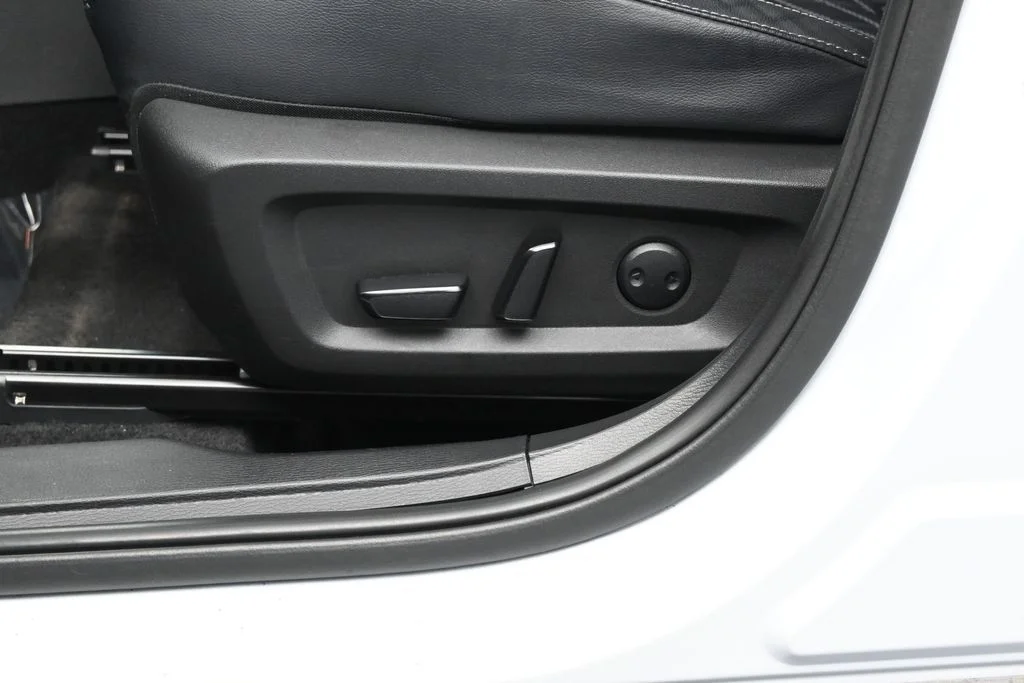 Used 2024 White Mitsubishi SEL image 12