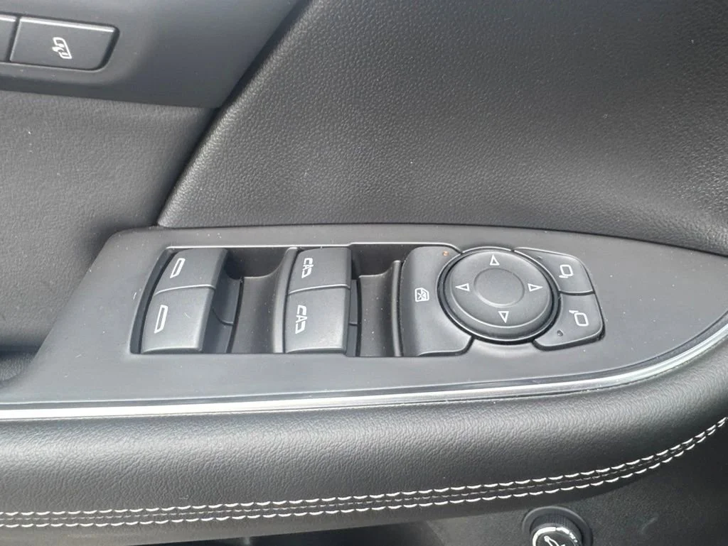 Used 2023 Ebony Twilight Metallic Buick Essence image 27