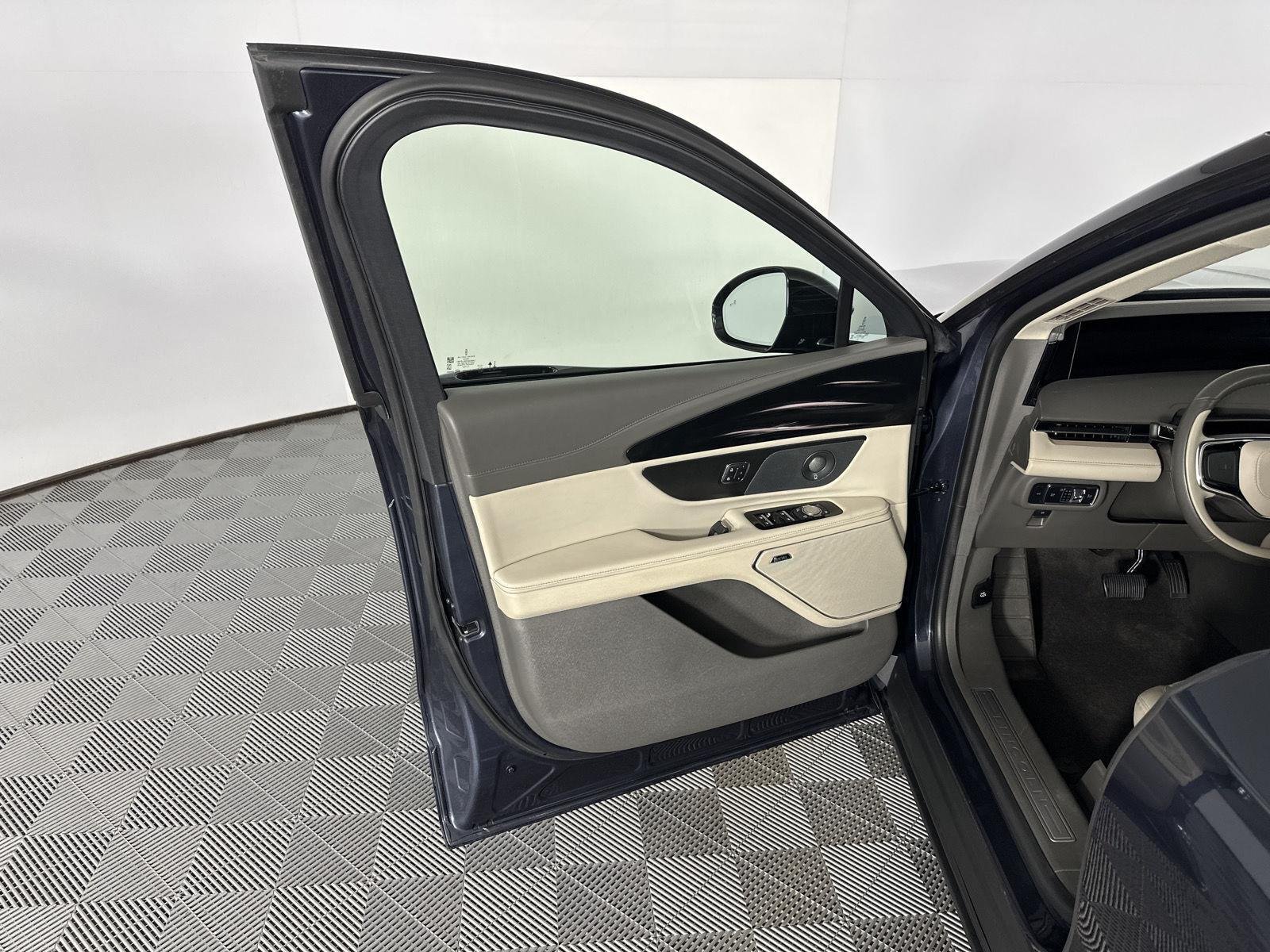 Used 2024 Blue Panther Lincoln Reserve image 17