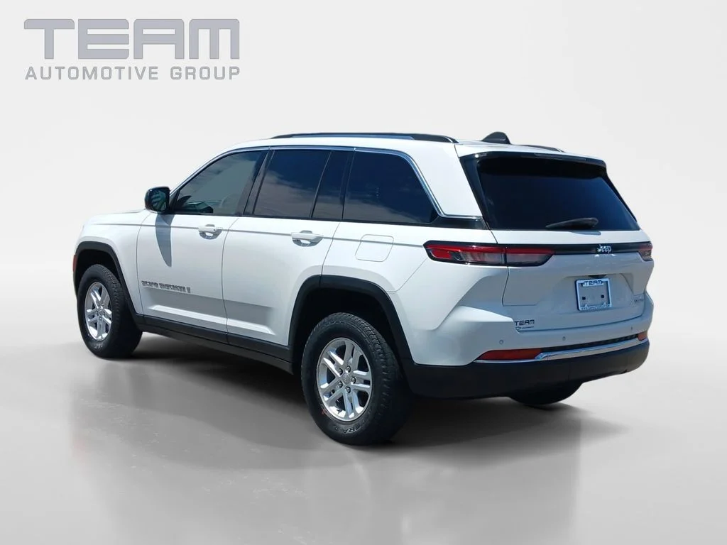 Used 2023 White Jeep Laredo image 5