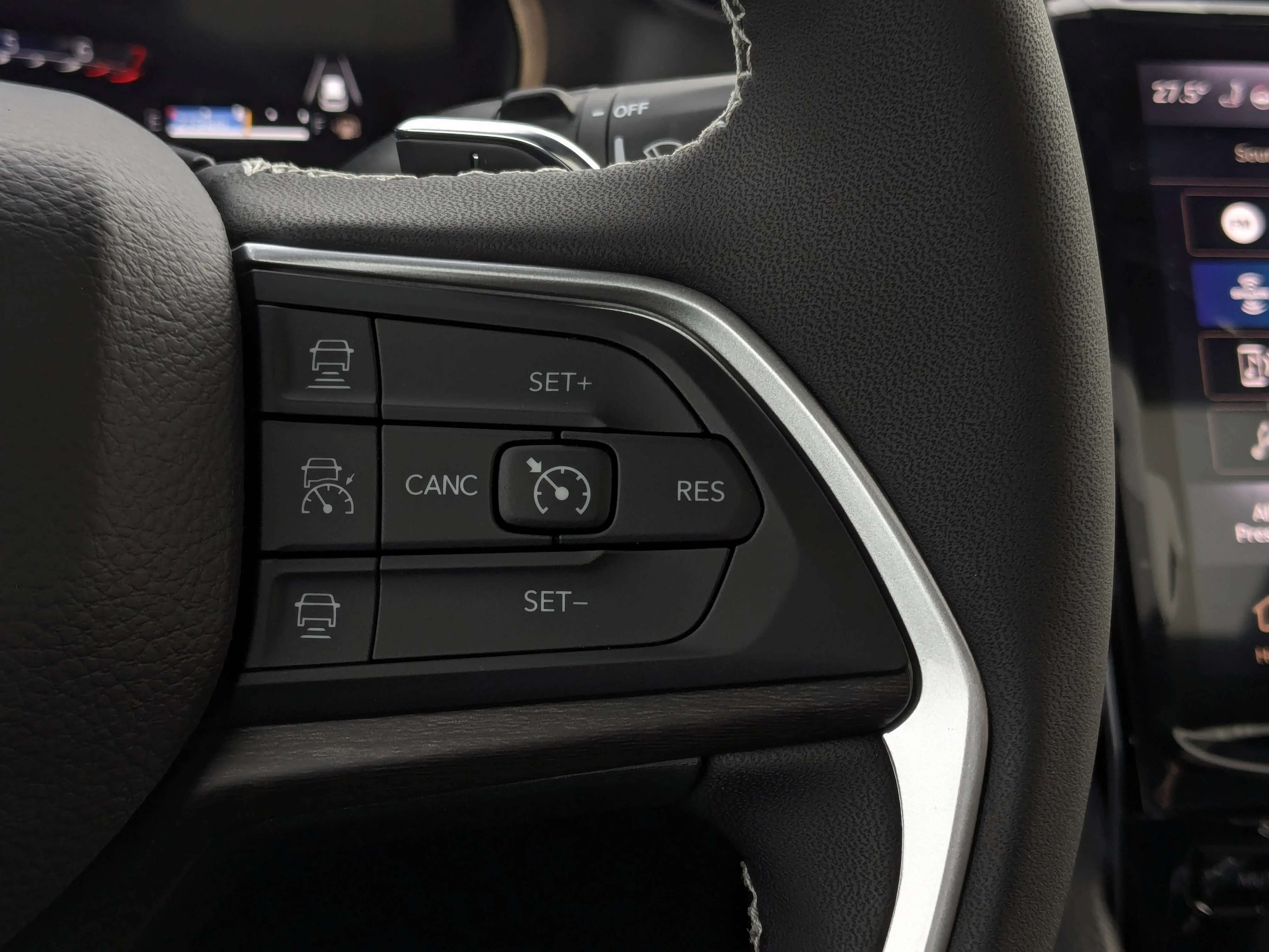 New 2025 Black Jeep Limited - - Dual-Pane Sunroof - Black Appearance - Luxury Tech II - Remote Start & tons more! image 18