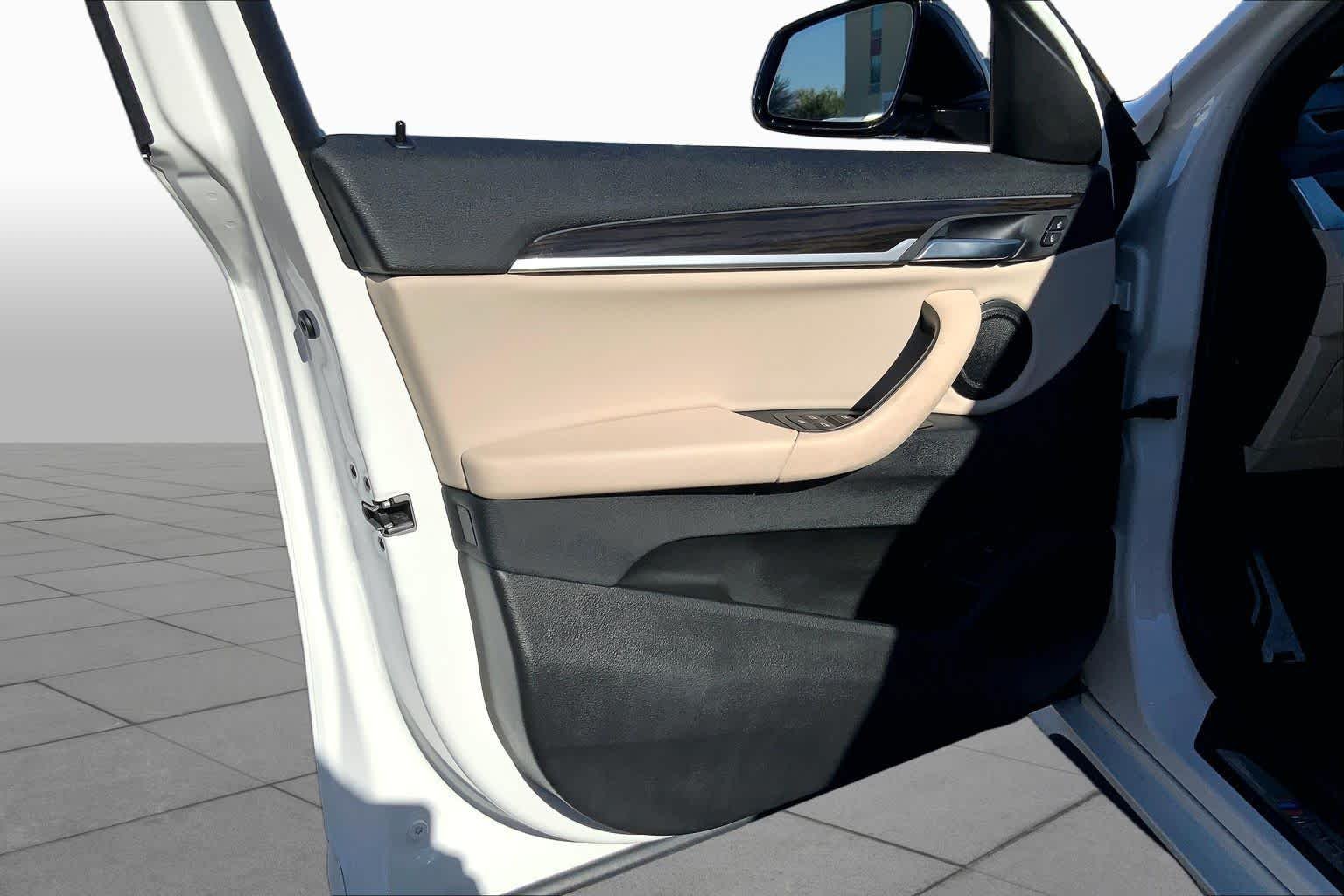 Used 2020 Alpine White BMW M35i image 21