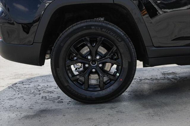 New 2026 Diamond Black Crystal Pearl-Coat Exterior Paint Jeep Laredo image 12