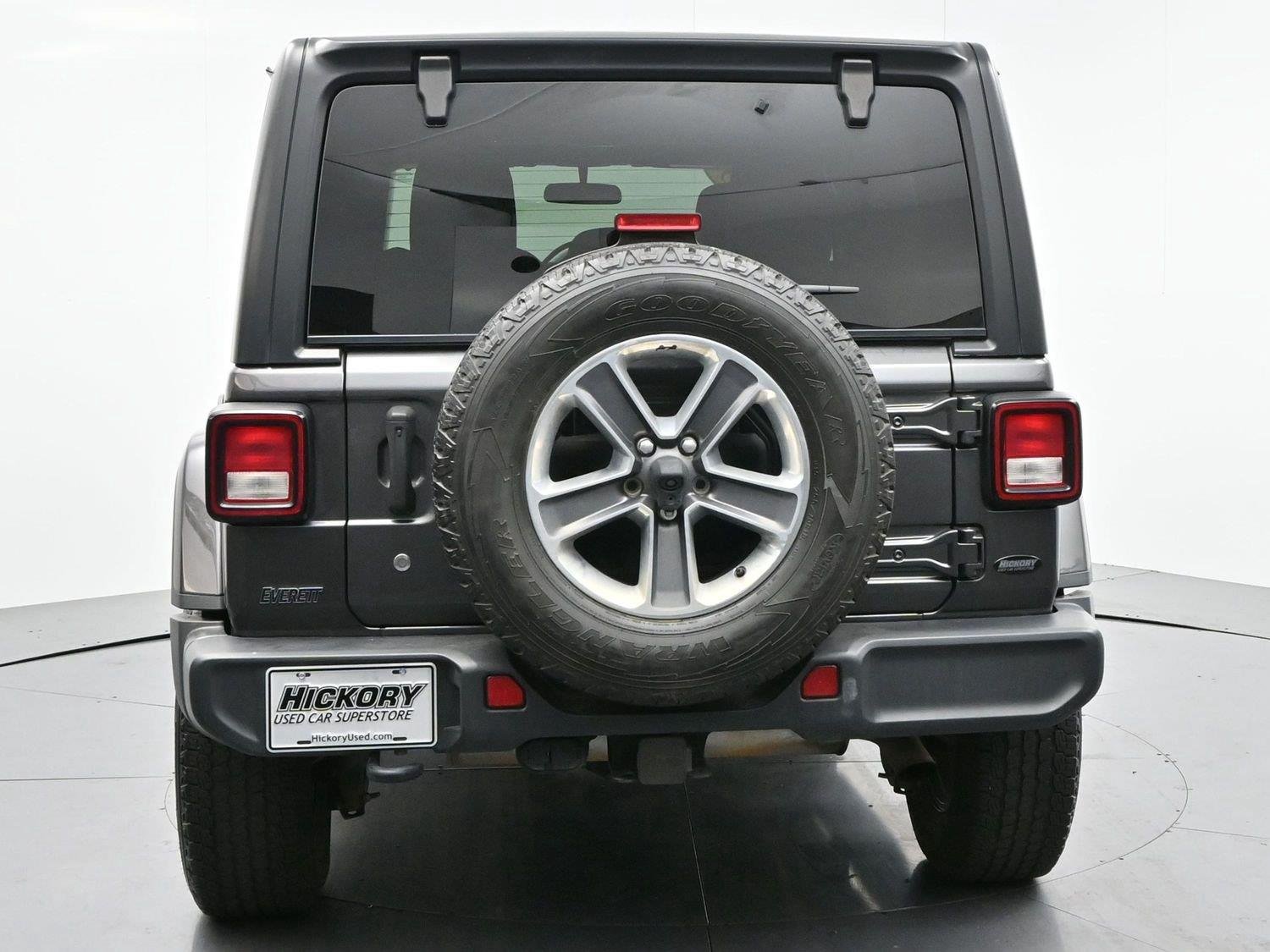 Used 2018 Granite Crystal Metallic Clearcoat Jeep Sahara image 6