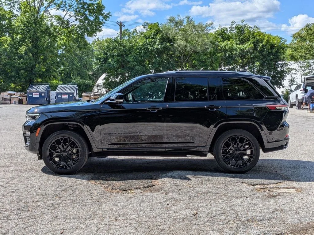 Used 2023 Black Jeep Summit Reserve image 9