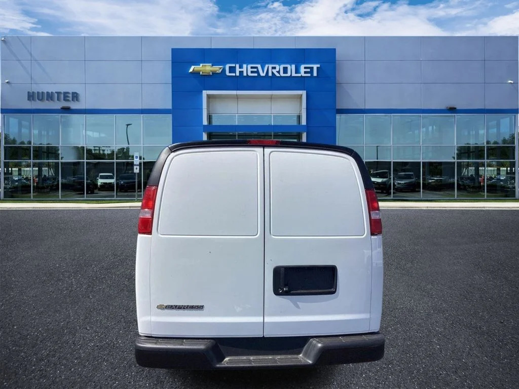 New 2026 Summit White Chevrolet WT image 3