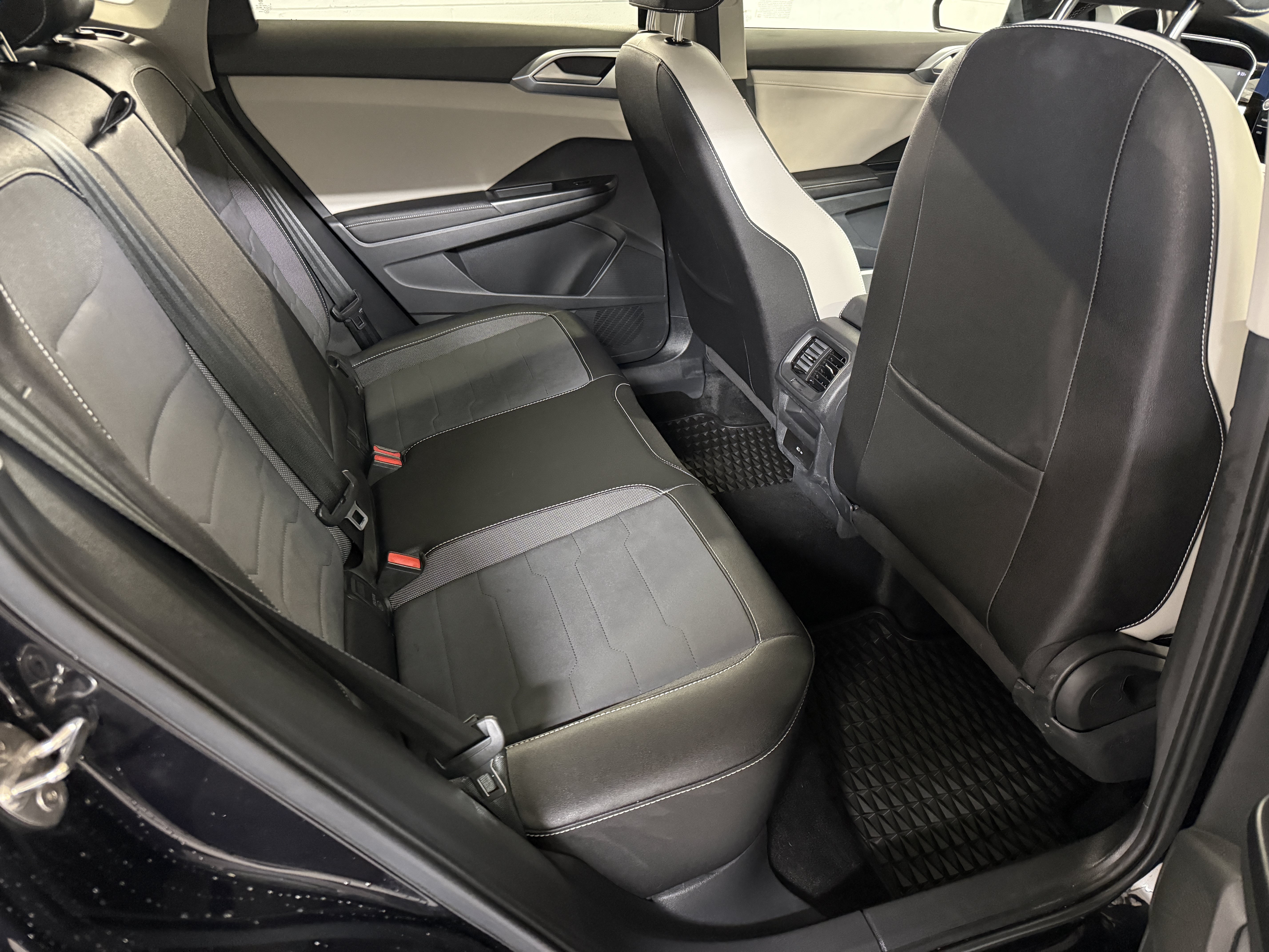 Used 2025 Deep Black Pearl Volkswagen SE image 21