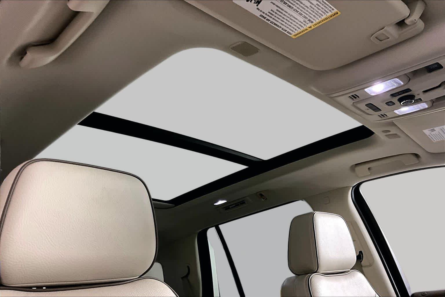 Used 2023 White Frost Tricoat GMC Denali image 13