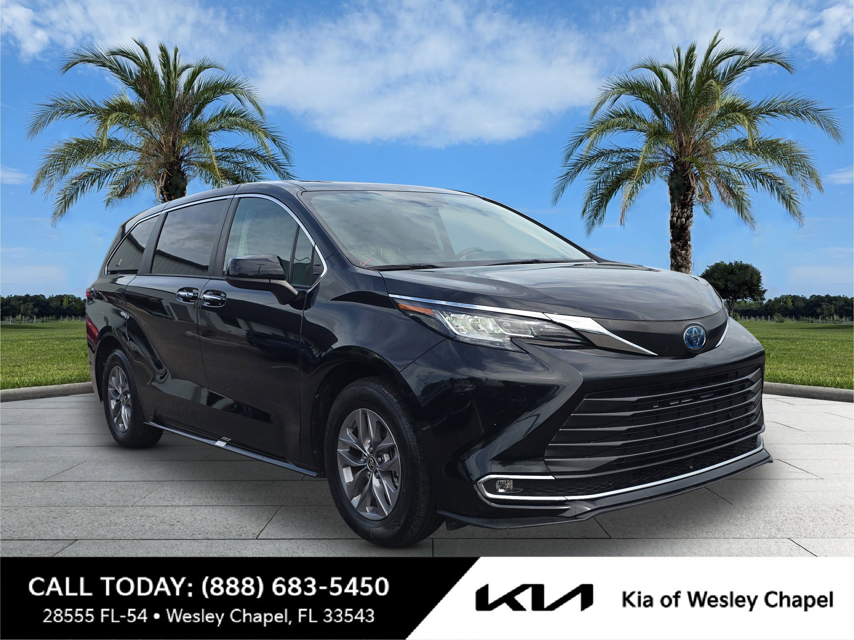 2022 Toyota Sienna XLE 8-Passenger Hybrid FWD's photo