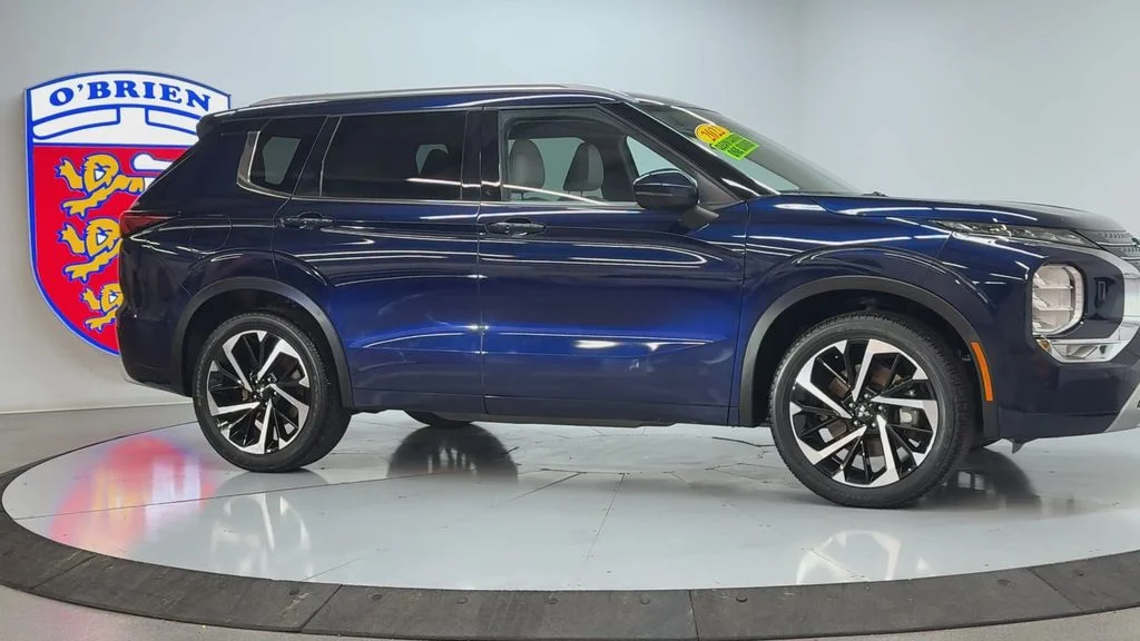 Used 2022  Mitsubishi SEL image 3