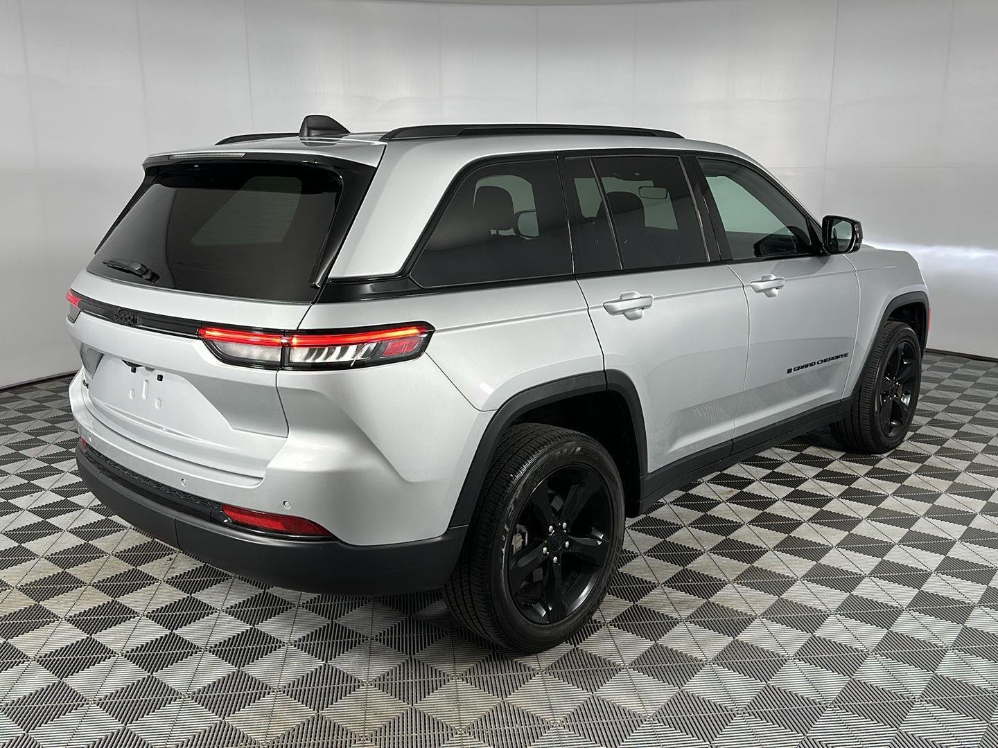 Used 2025 Silver Zynith Jeep Altitude X image 8