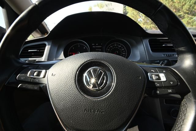 Used 2015 Black Volkswagen SE image 13