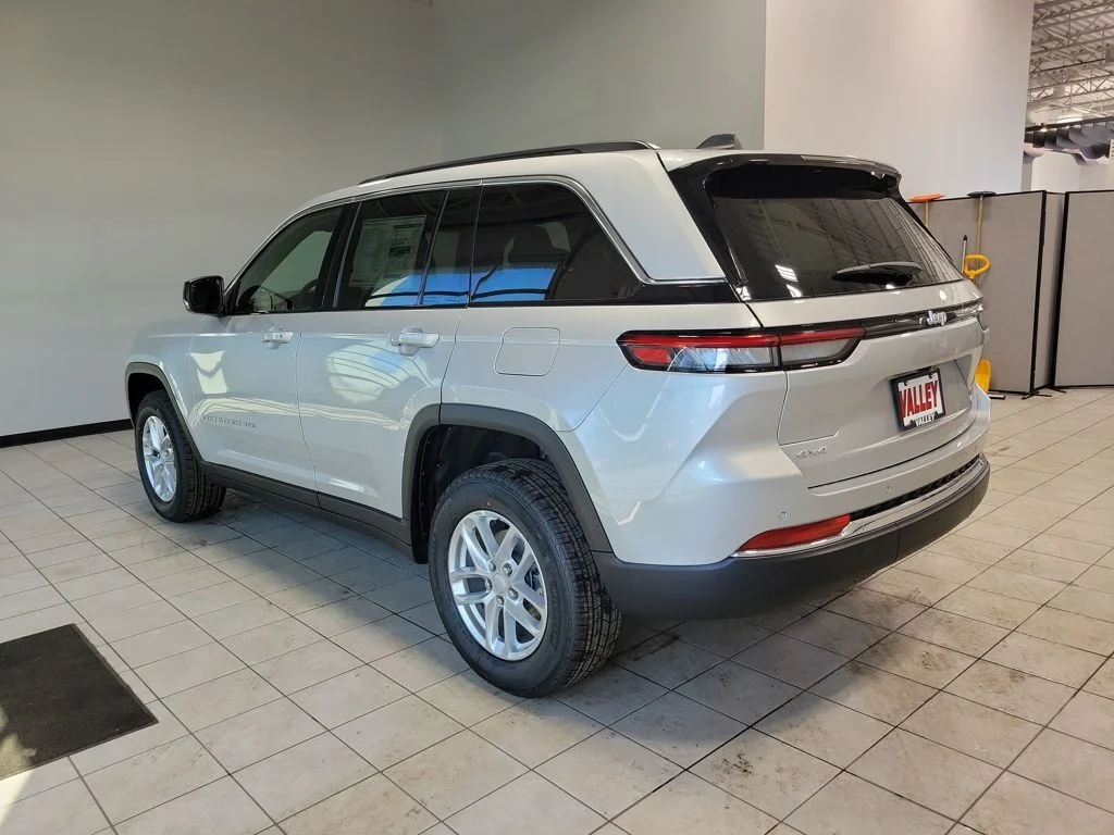 New 2026 Silver Zynith Jeep Laredo X image 8