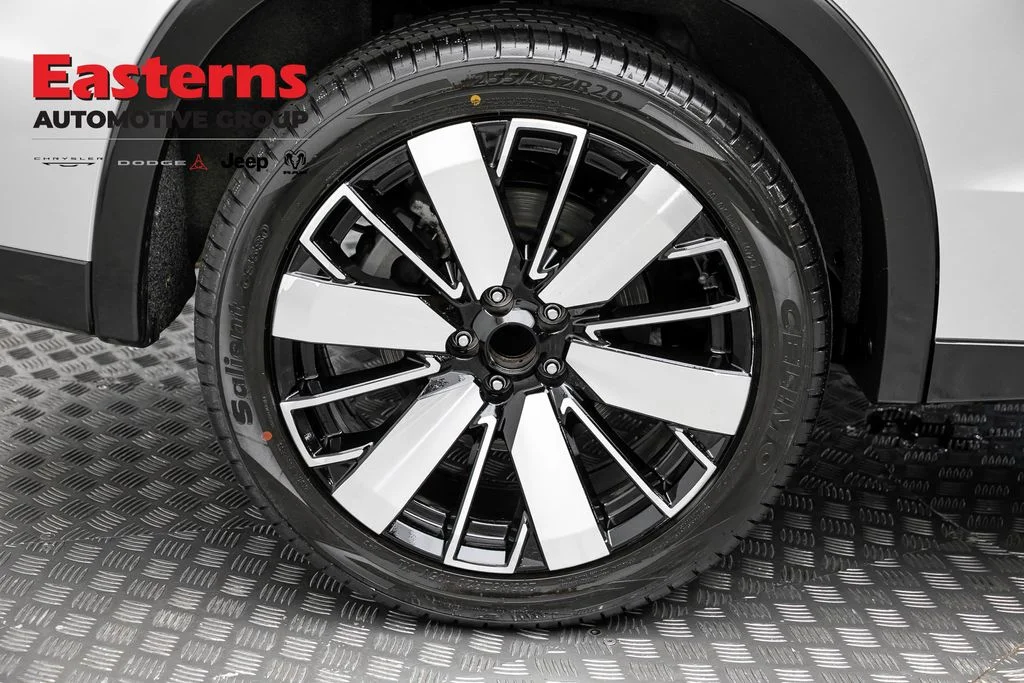 Used 2025 Silver Mitsubishi SE image 30