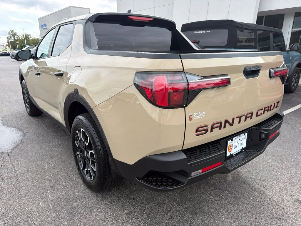 Used 2023 Sand Hyundai SE image 3