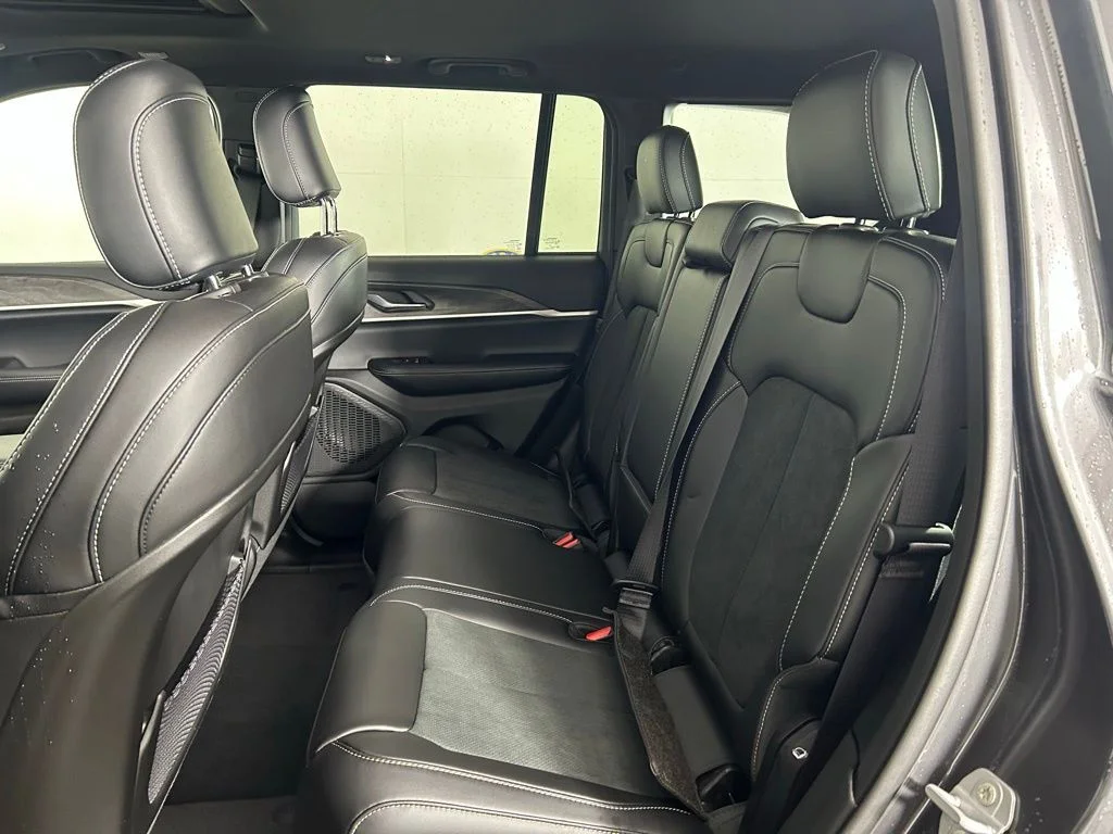 New 2026 Baltic Gray Metallic Clear-Coat Exterior Paint Jeep Altitude image 15