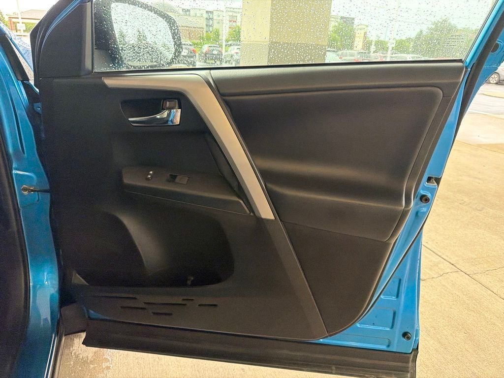 Used 2018 Electric Toyota XLE image 25