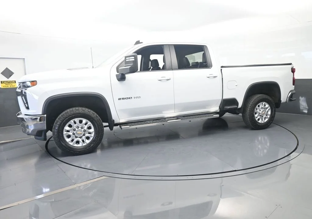 Used 2022 Summit White Chevrolet LT image 2
