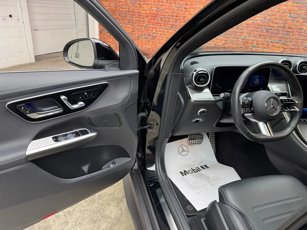Used 2025 Black Mercedes-Benz GLC 300 image 9