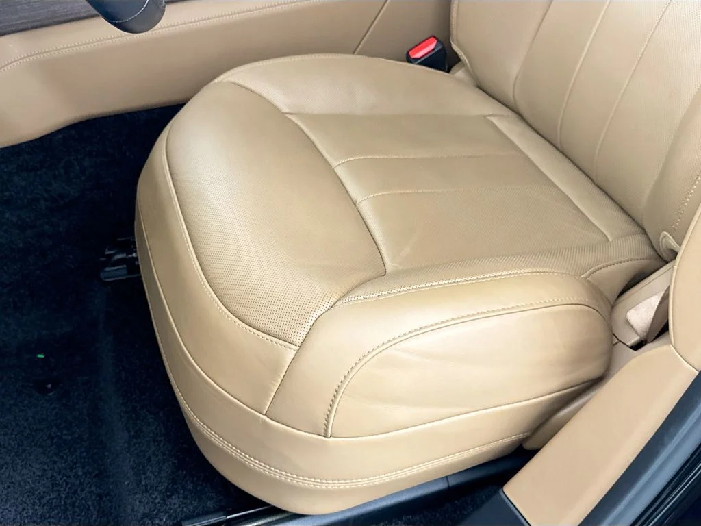 Certified Used 2025 Black Land Rover SE image 20