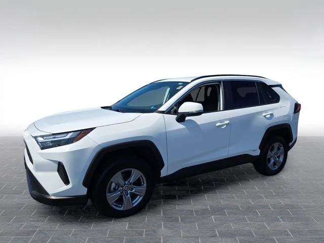 Used 2025 White Toyota XLE image 3