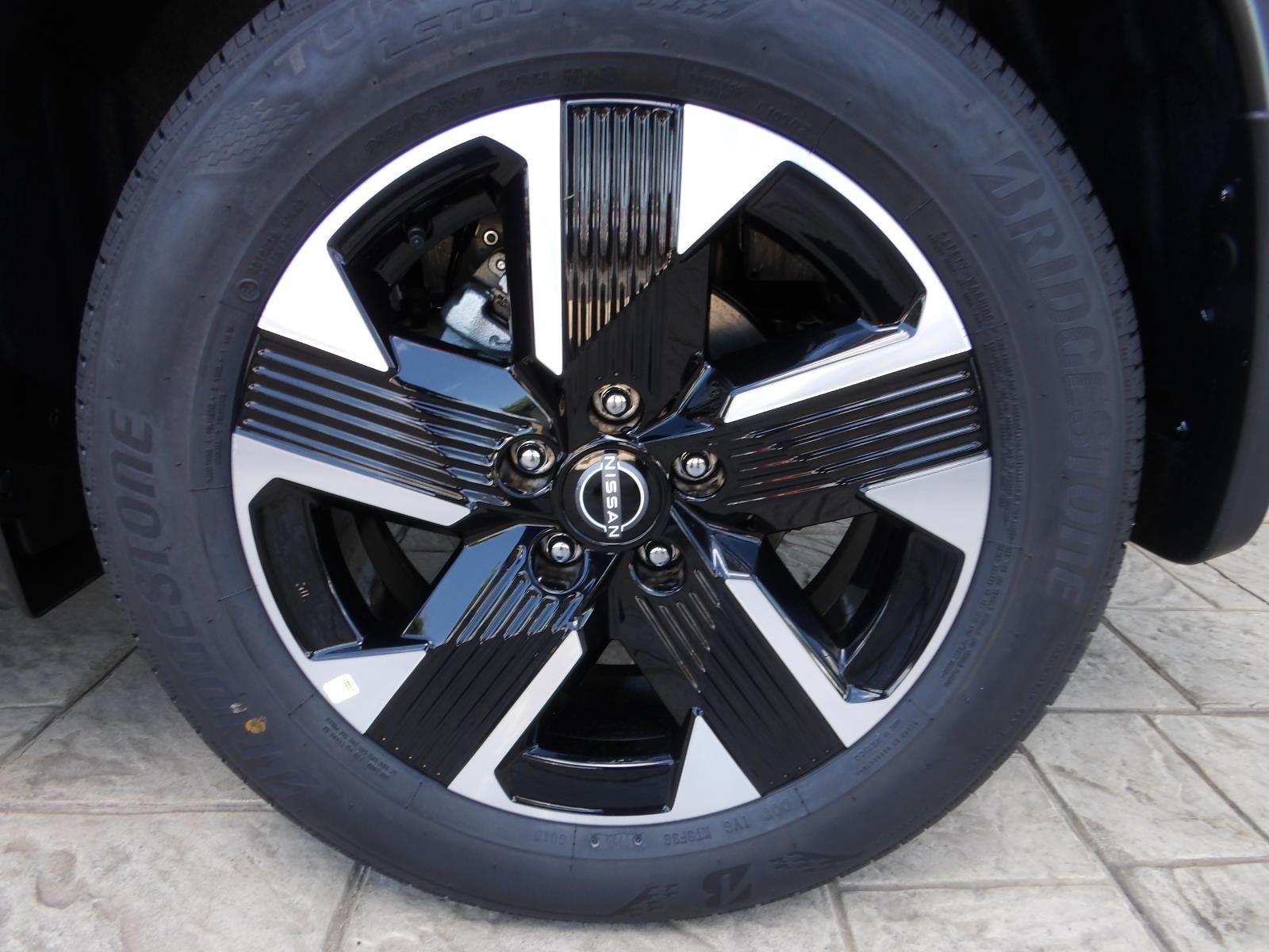 New 2026 Aspen White TriCoat / Super Black Two-tone Nissan SV image 12
