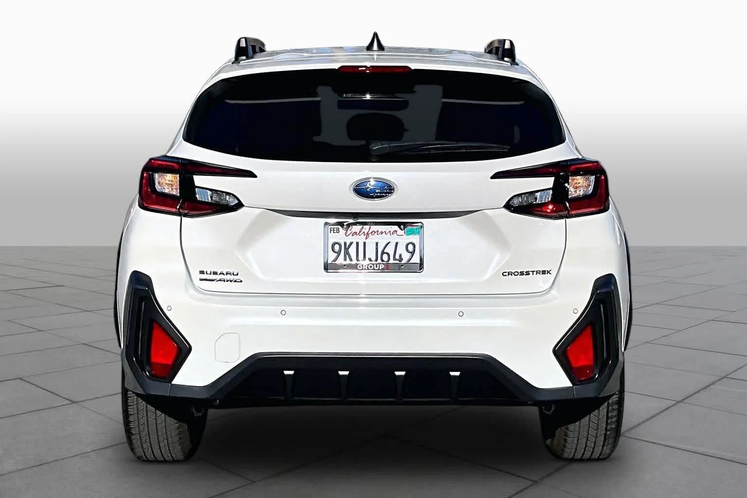 Used 2024 Crystal White Pearl Subaru Limited image 4
