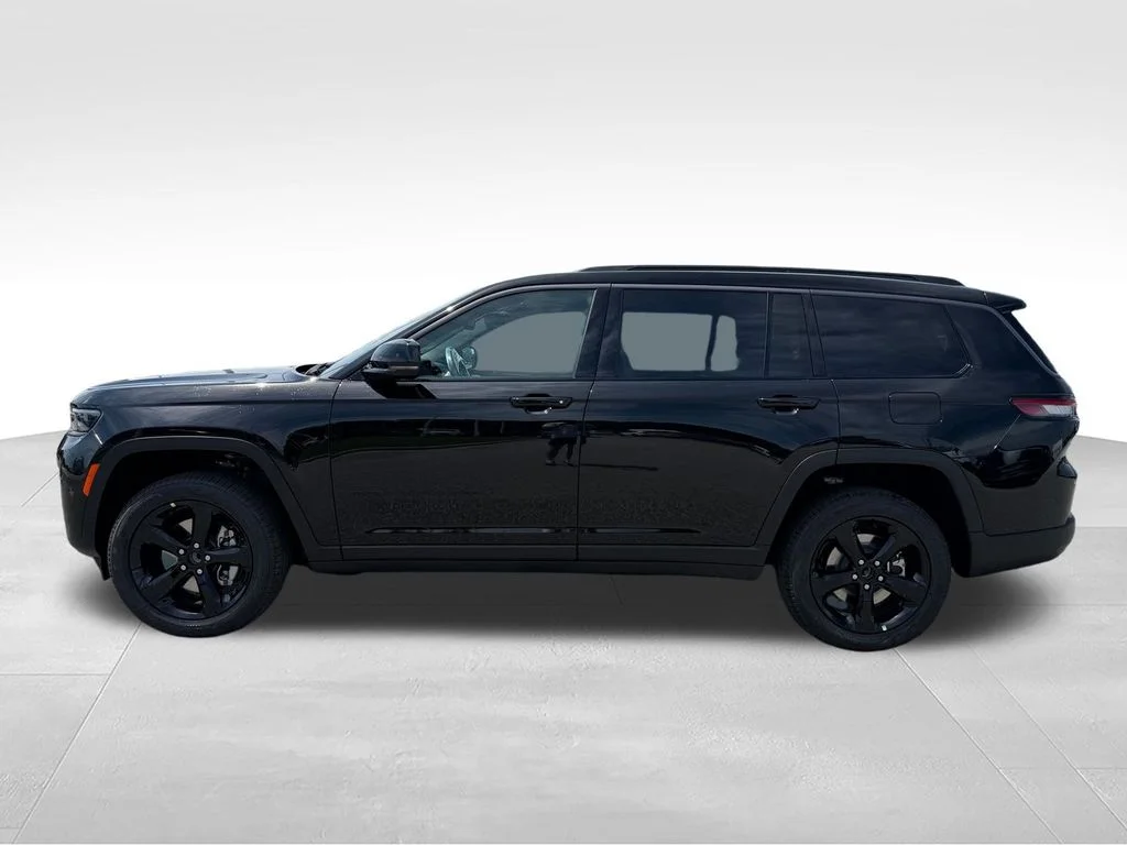 New 2026 Diamond Black Crystal Pearl-Coat Exterior Paint Jeep Limited image 2