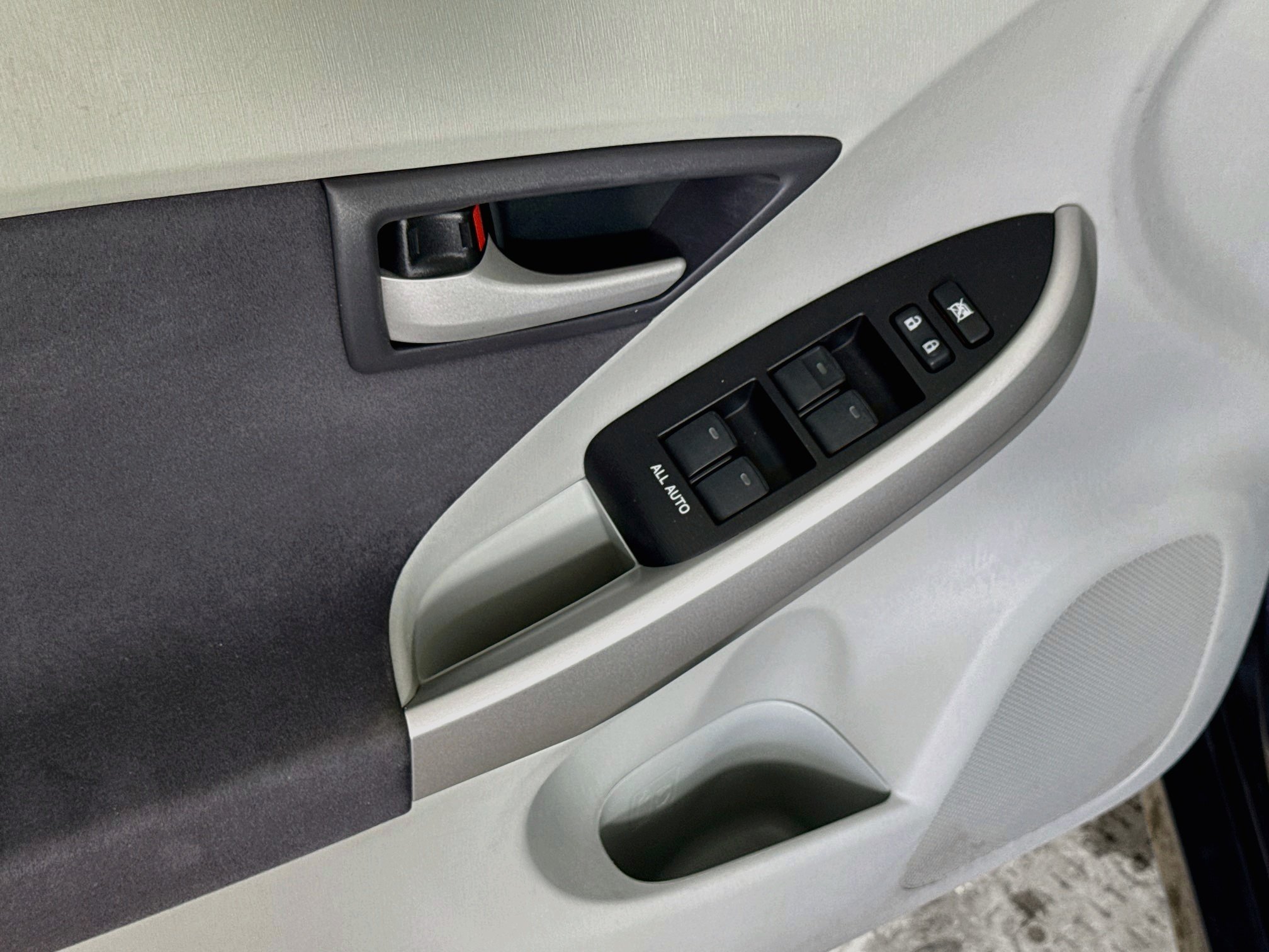 Used 2010 Winter Gray Metallic Toyota II image 16