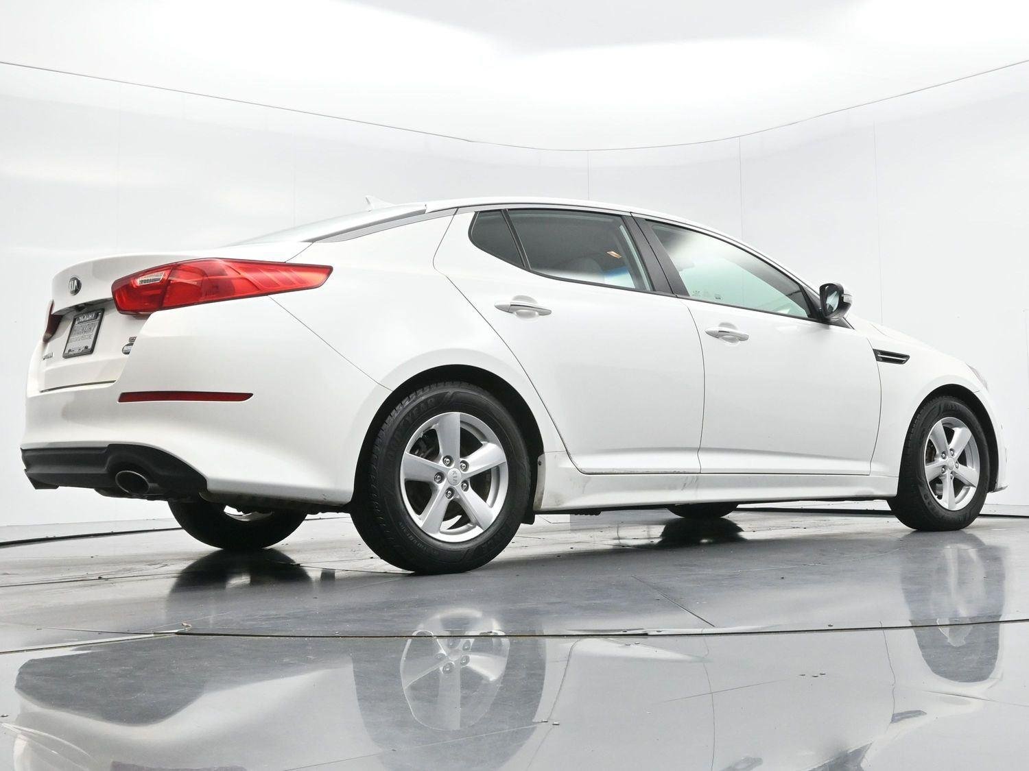 Used 2015 Snow White Pearl Kia LX image 50