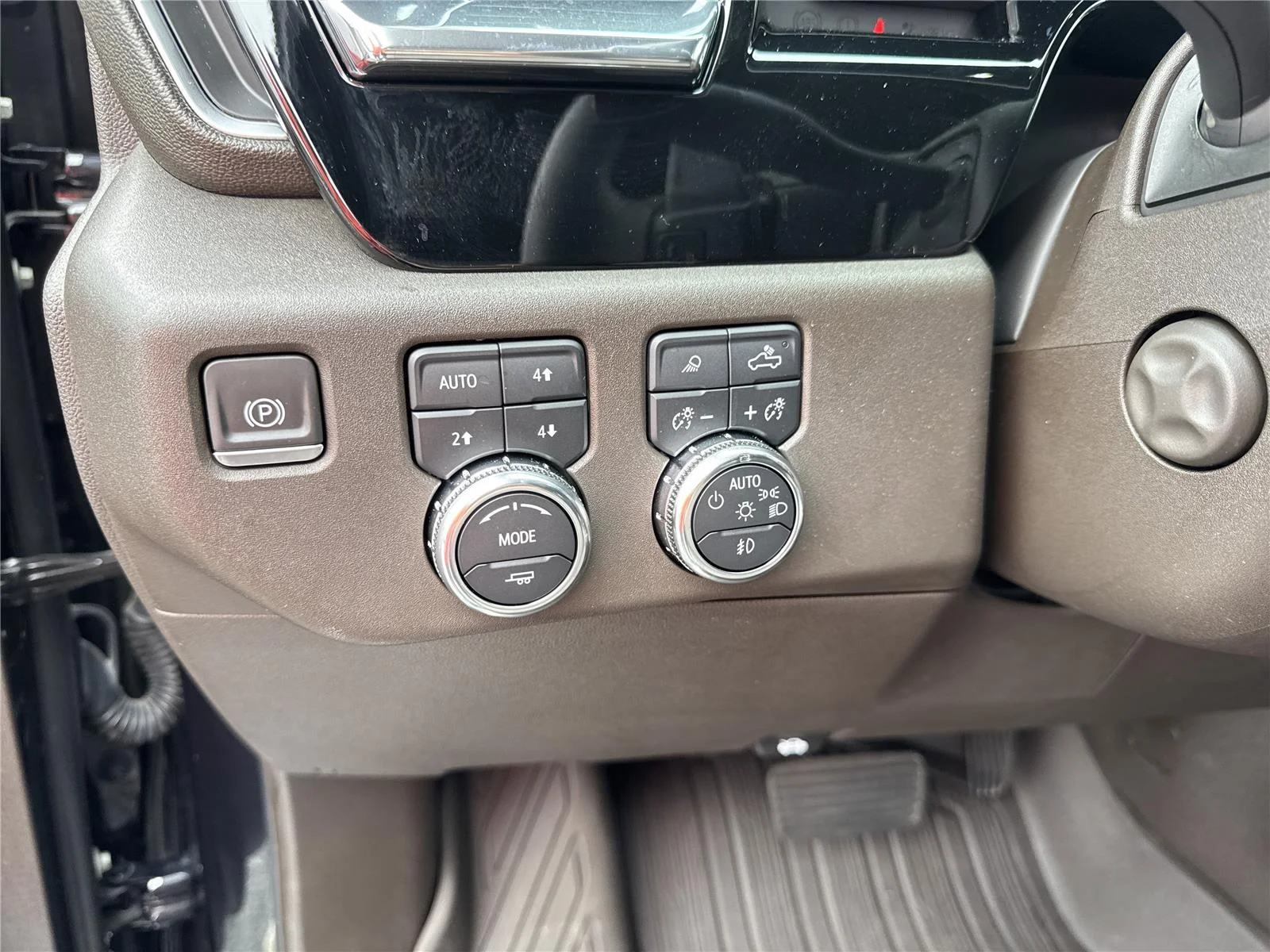 Used 2024 Titanium Rush Metallic GMC SLT image 20