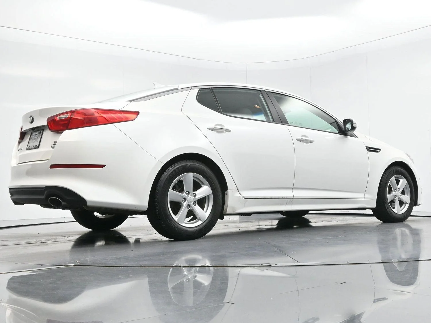 Used 2015 Snow White Pearl Kia LX image 50