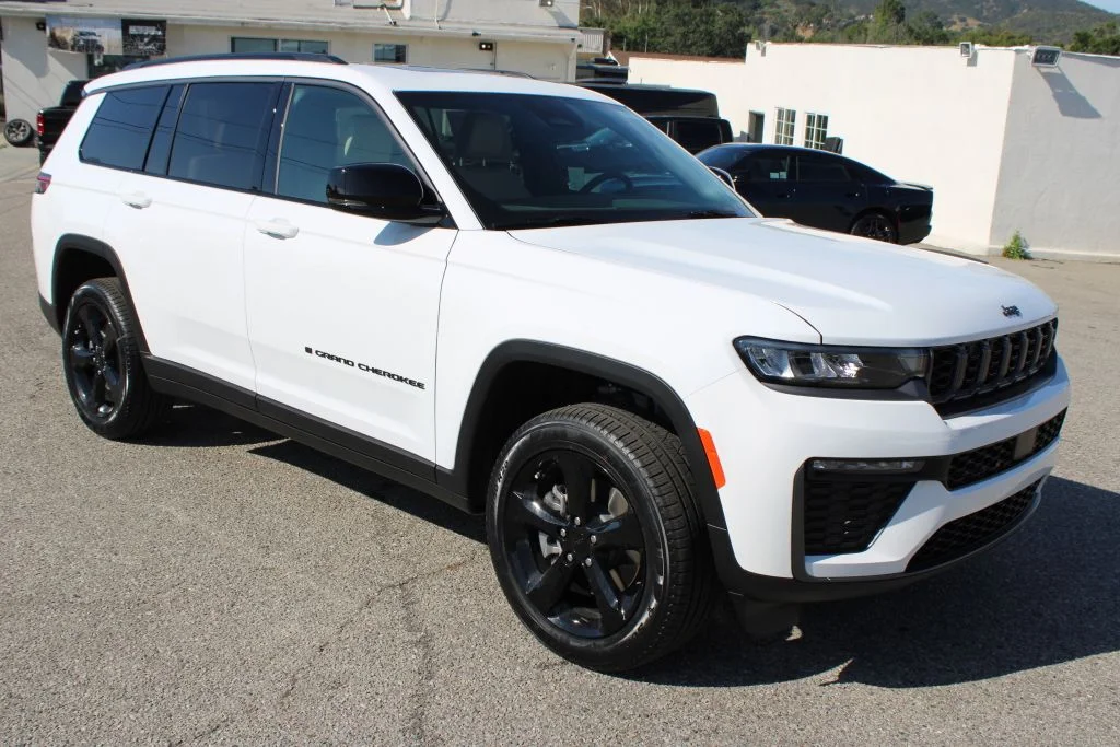 New 2026 Bright White Clear-Coat Exterior Paint Jeep Limited image 3