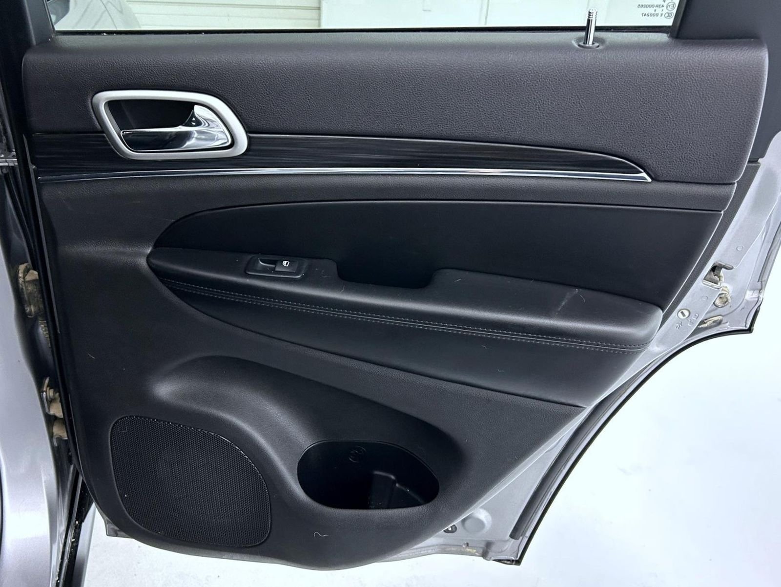 Used 2019 Silver Jeep Limited image 17