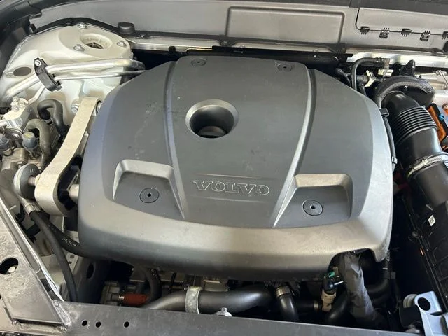 Used 2025 White Volvo T8 Plus image 27