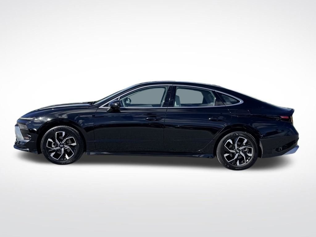 Used 2025 Black Hyundai SEL image 3
