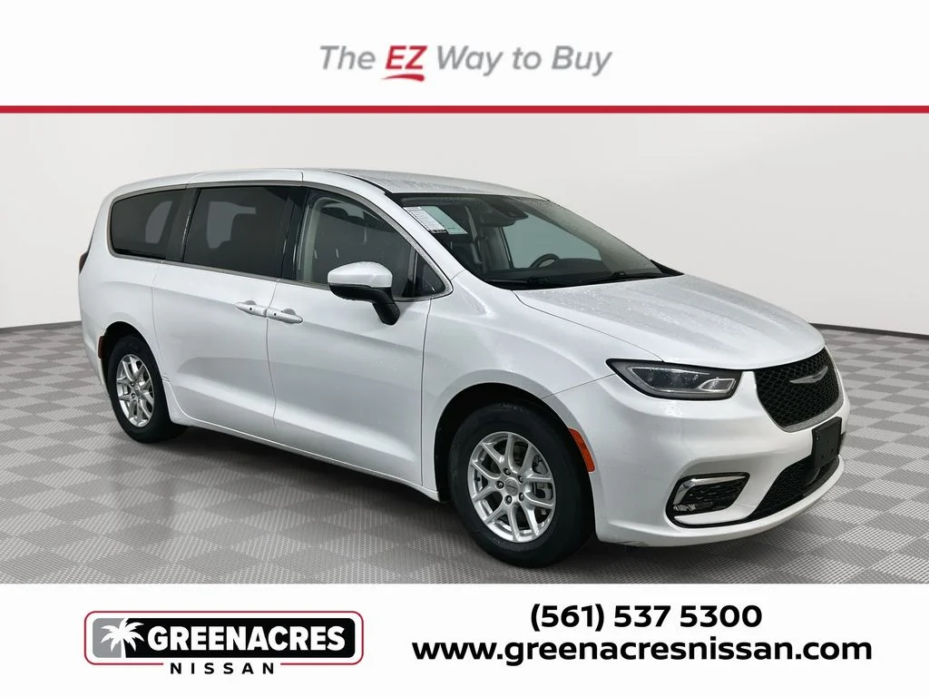 2023 Chrysler Pacifica Touring L's photo